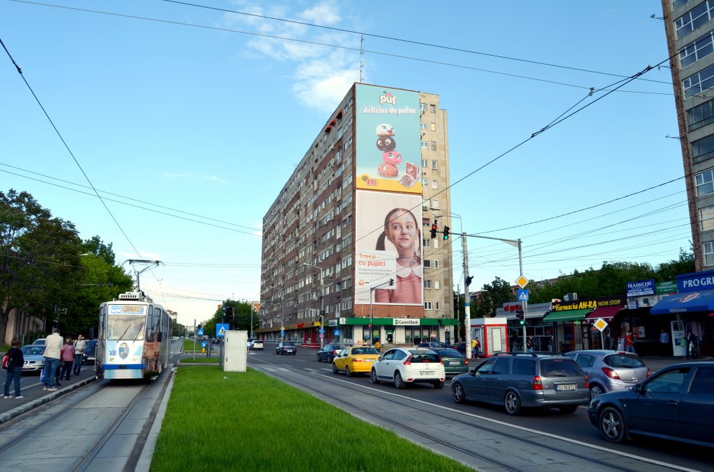 Suport publicitar mesh pe clădire